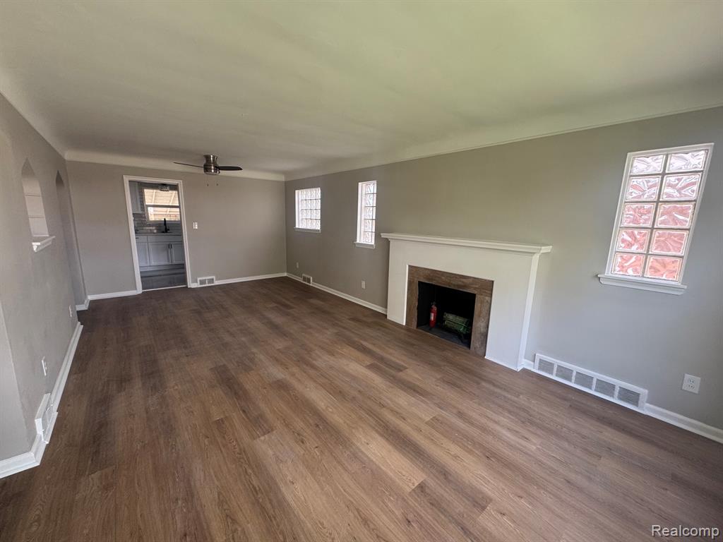 20910 Van Antwerp, Harper Woods, MI 48225 — Photo 4