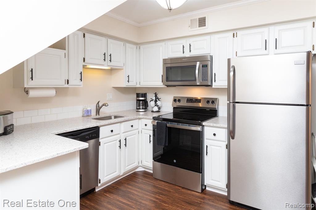233 PINEWOOD Circle, Plymouth, MI 48170 — Photo 11