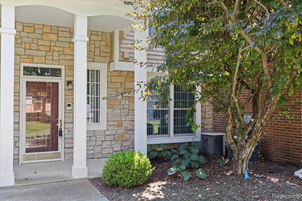 4361 BERKSHIRE Drive, Sterling Heights, MI 48314 — Photo 2