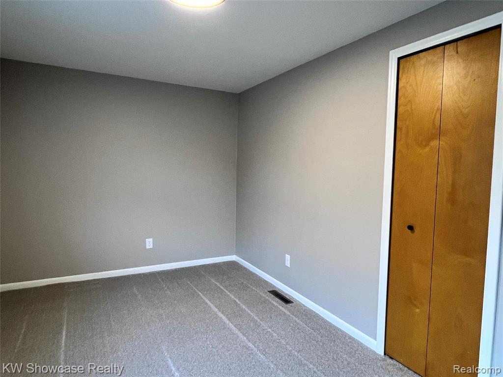 2034 E Nalone, Wixom, MI 48393 — Photo 35