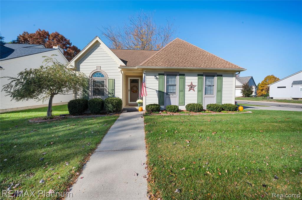 510 Mill Pond Drive, Fenton, MI 48430