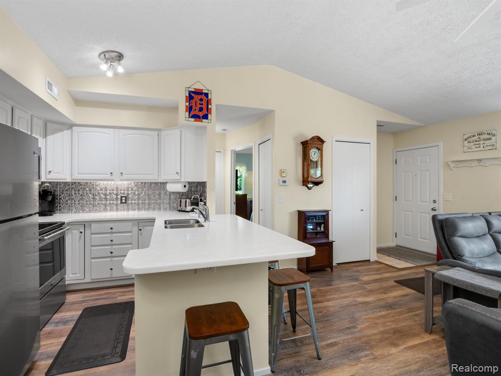 300 SPRING BROOKE Drive, 300, Brighton, MI 48116 — Photo 5