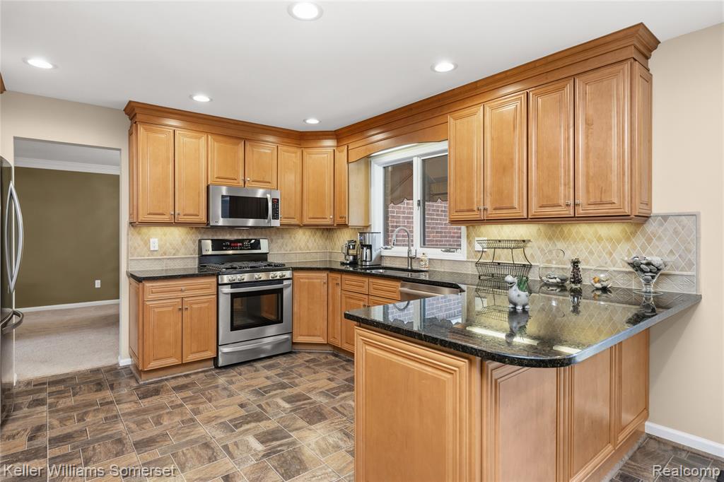 447 Antoinette Drive, Rochester Hills, MI 48309 — Photo 23