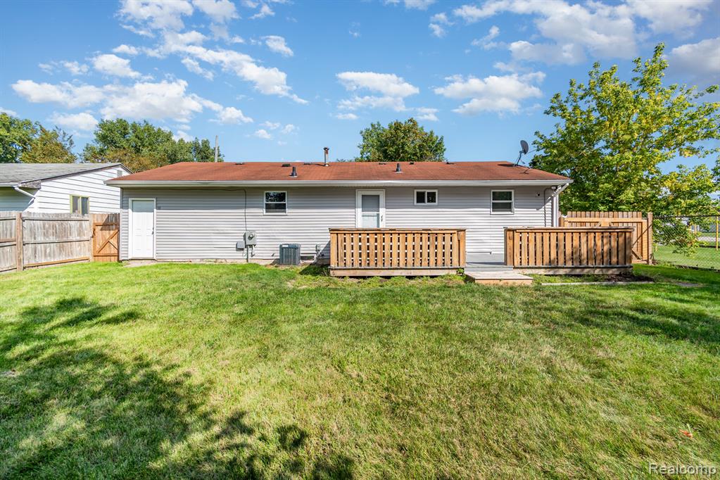 631 Cathay Street, Saginaw, MI 48601 — Photo 16