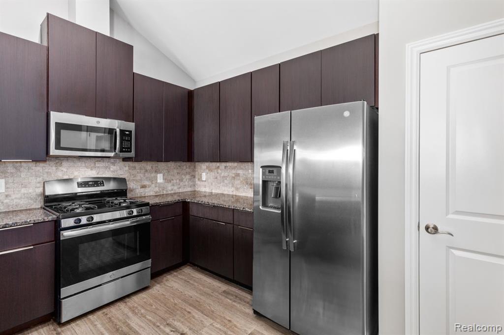 45732 UTICA PARK Boulevard, Utica, MI 48315 — Photo 5