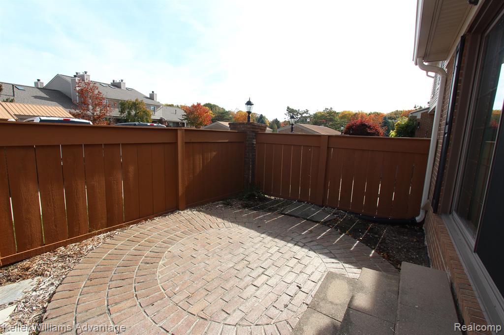 22132 Edgewater, Novi, MI — Photo 4