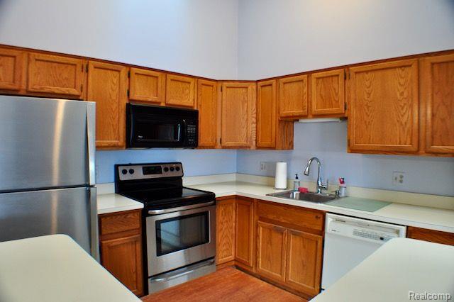 38843 COUNTRY Circle, 80, Farmington Hills, MI 48331 — Photo 9
