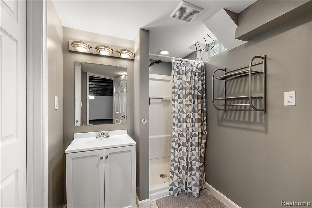 9364 Colorado Street, Livonia, MI 48150 — Photo 45