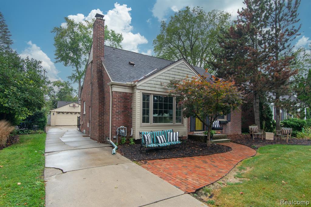 10855 Kingston Avenue, Huntington Woods, MI — Photo 2