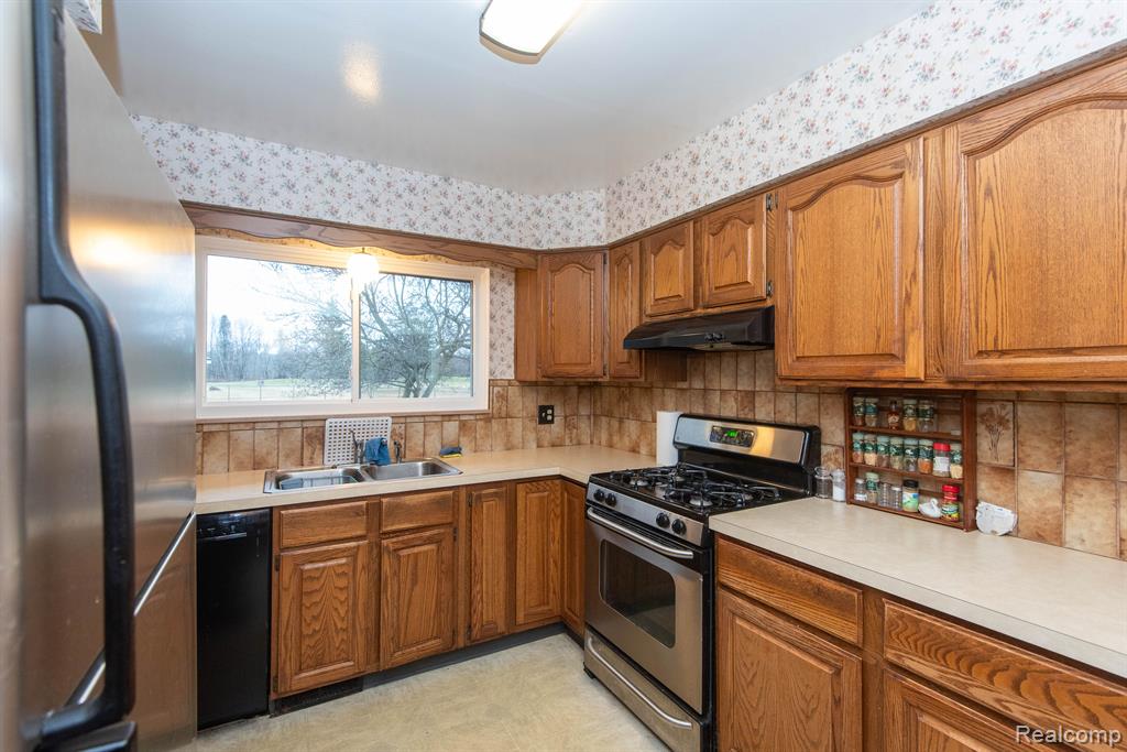 6226 GOLFVIEW Drive, Burton, MI 48509 — Photo 37