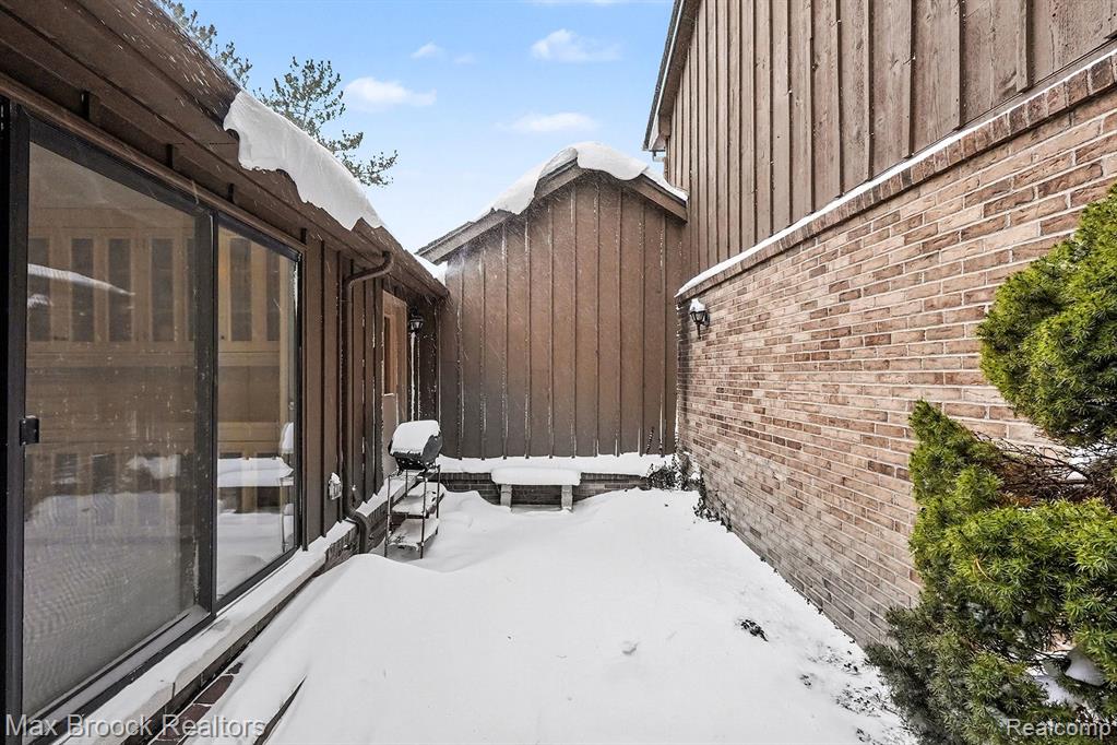 23745 Ravineview Court, Bingham Farms, MI 48025 — Photo 27