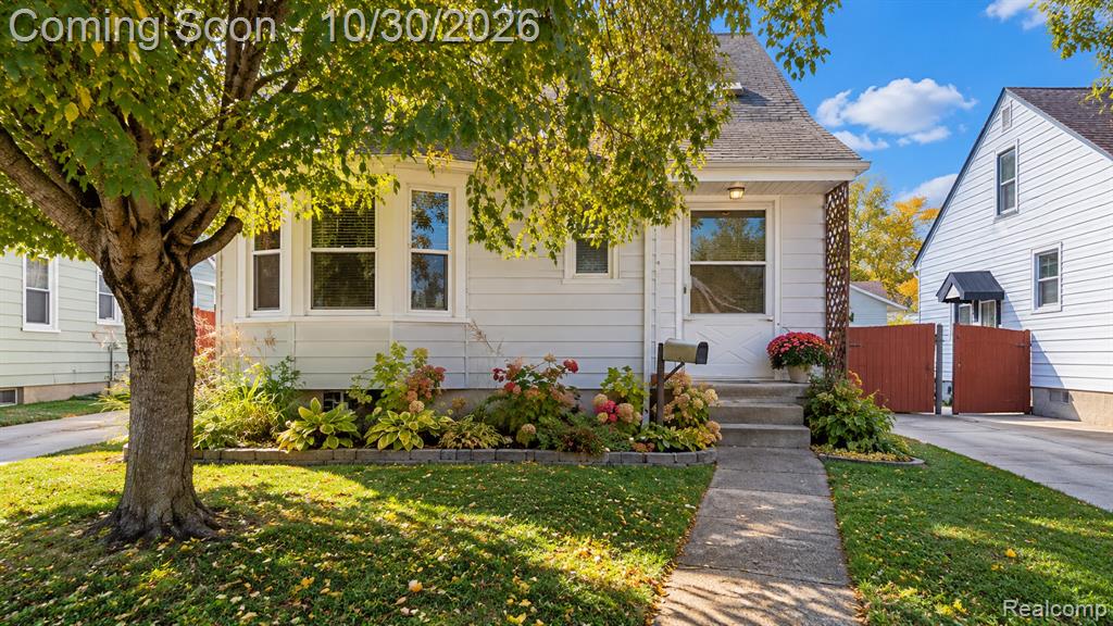 20024 Roscommon Street, Harper Woods, MI 48225