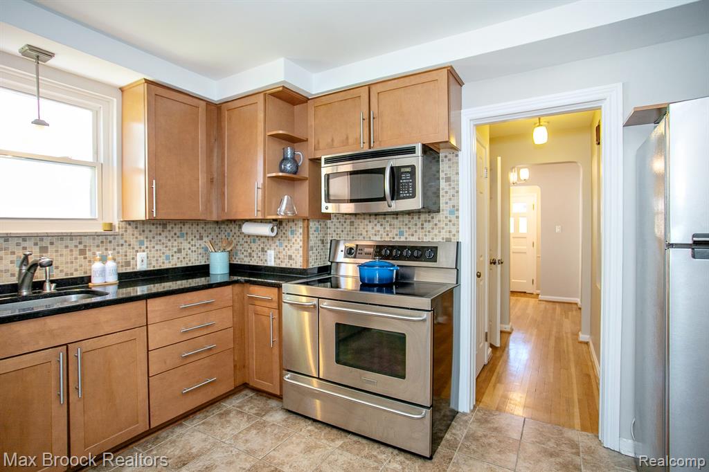 26015 ALLOR Avenue, Huntington Woods, MI — Photo 21