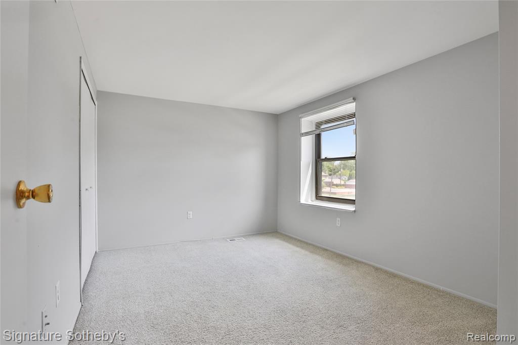5025 Crooks Road, 42, Royal Oak, MI 48073 — Photo 9