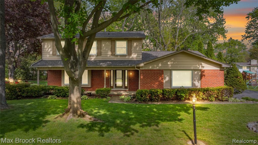 7011 Heather Heath, West Bloomfield, MI — front exterior