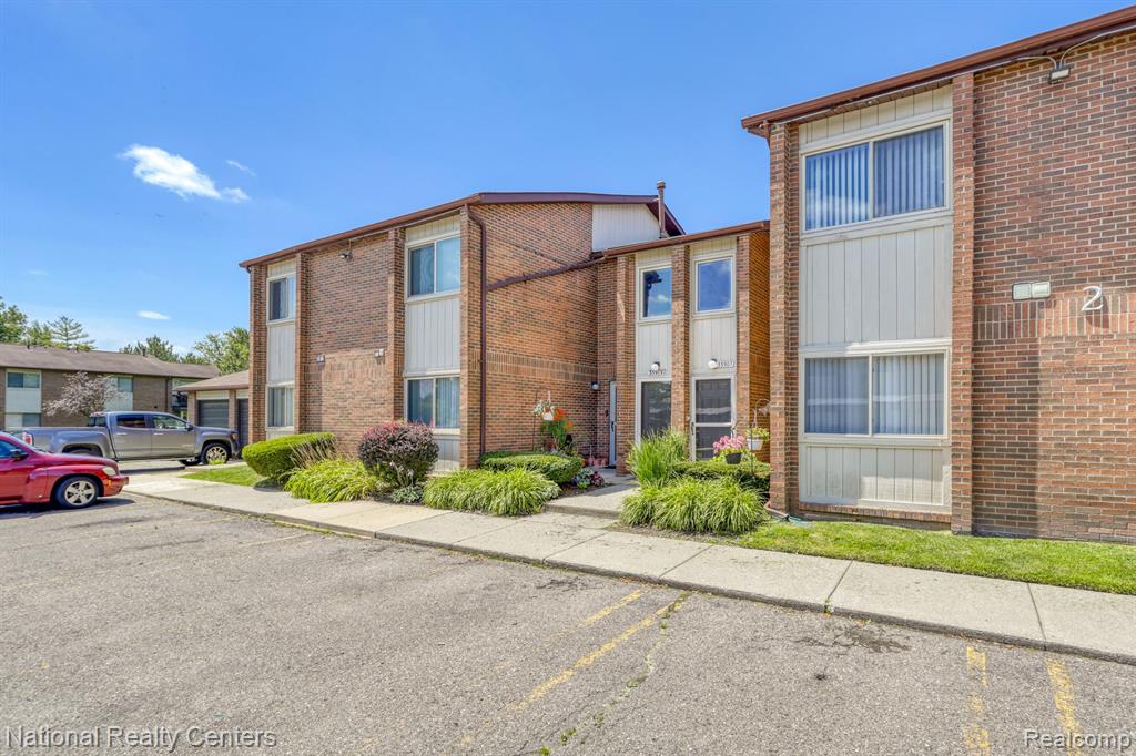 33907 PONDVIEW Circle, Livonia, MI 48152 — Photo 2