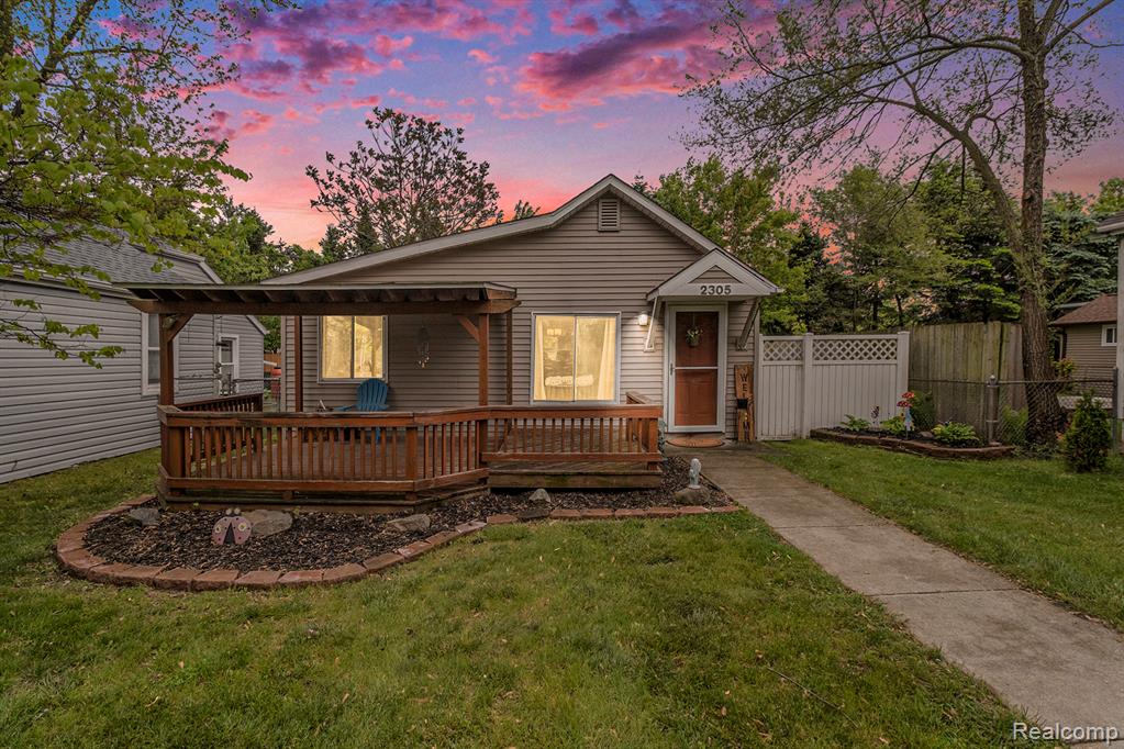 2305 Hester Court, Keego Harbor, MI 48320 — Photo 2