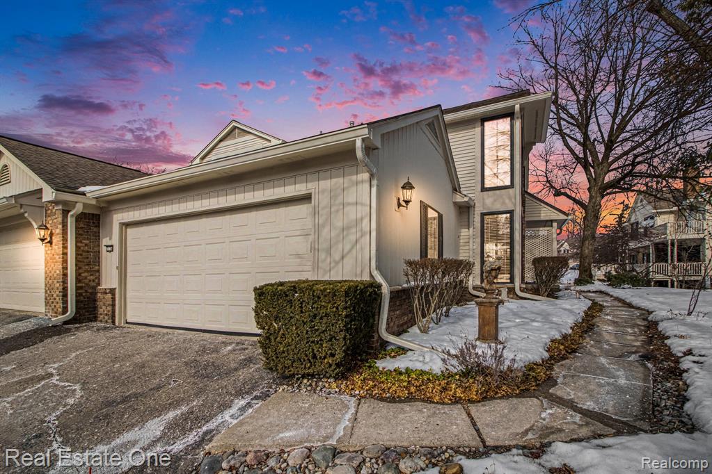 7174 Creeks Crossing, West Bloomfield, MI — front exterior