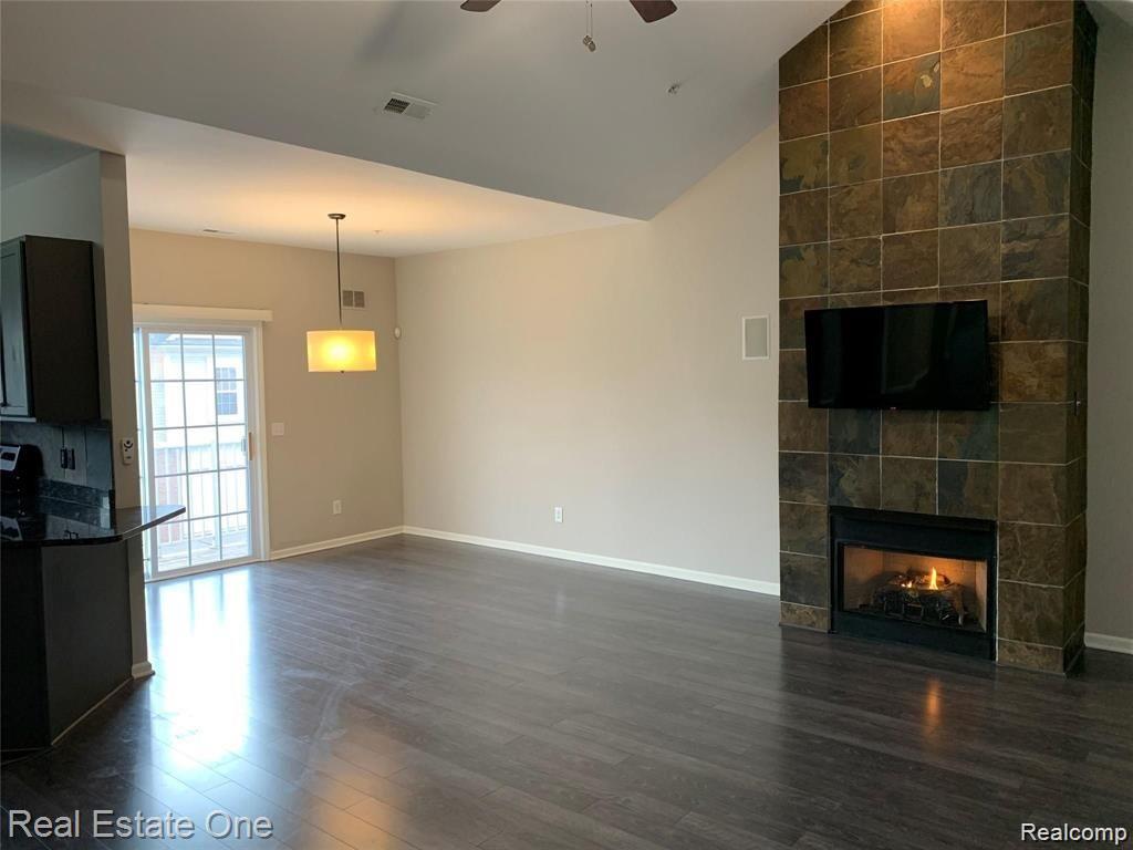 7211 Addington Drive, Commerce Twp, MI 48390 — Photo 2