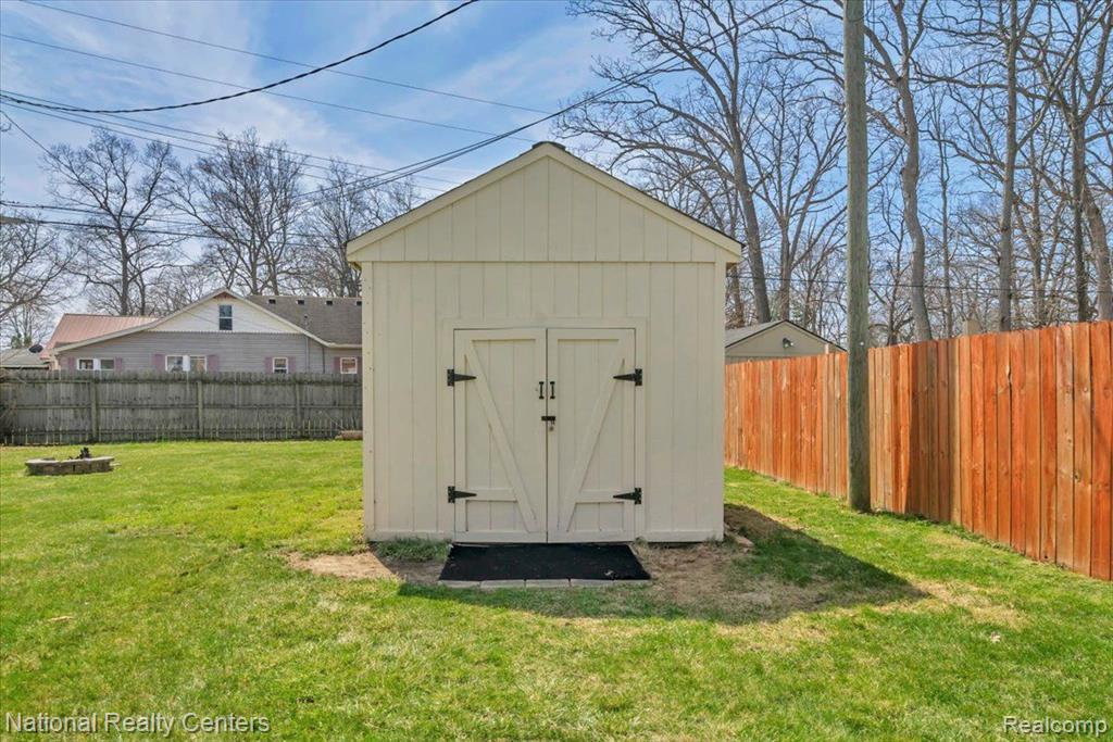 6823 SALINE Drive, Waterford, MI 48329 — Photo 18