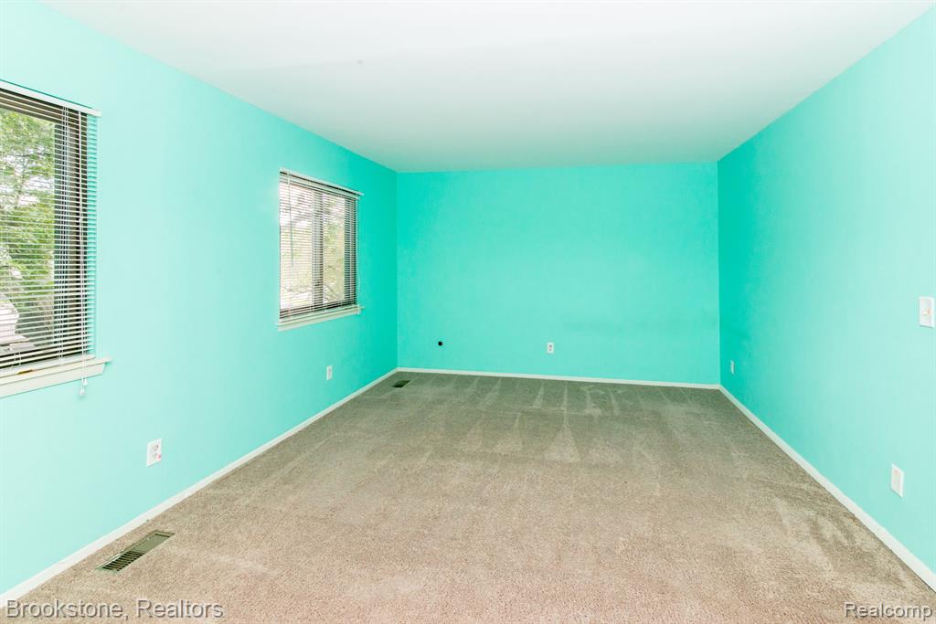 8352 LAKEVIEW Drive, Ypsilanti, MI 48198 — Photo 12