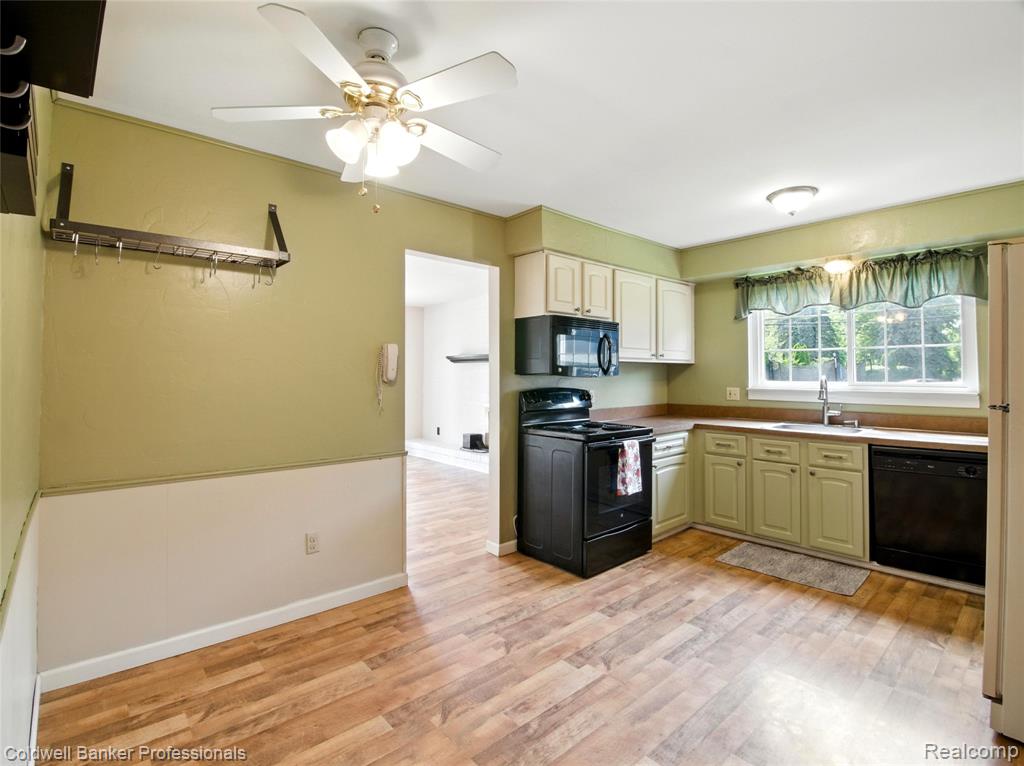 5728 Coach House Court, Waterford, MI 48327 — Photo 9
