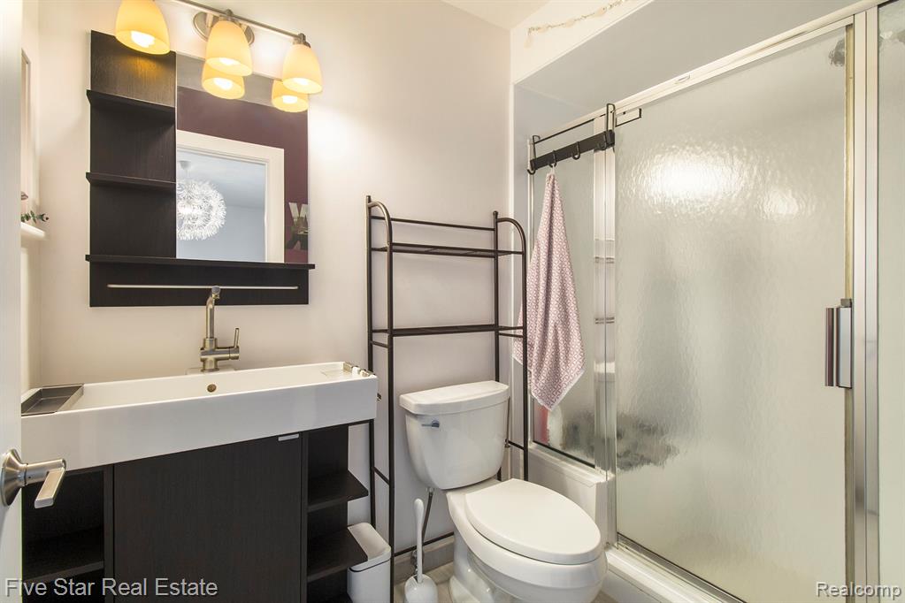 7025 Dandison Boulevard, West Bloomfield, MI 48324 — Photo 36