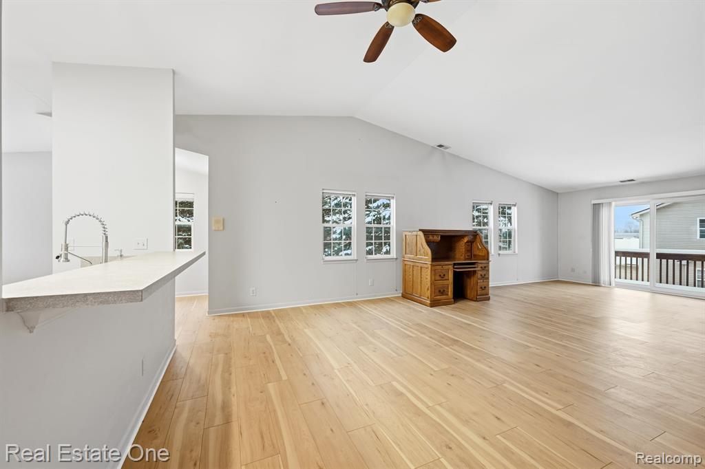 4885 Oak Hill Drive, 20, Waterford, MI 48329 — Photo 8
