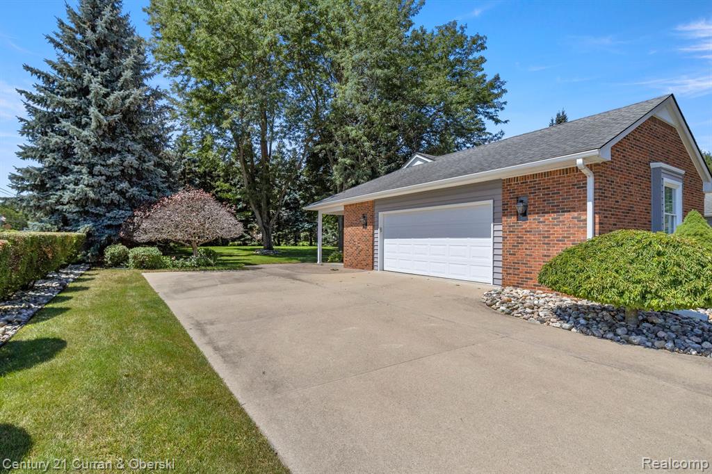 8821 NORTHAMPTON Drive, Plymouth, MI 48170 — Photo 47