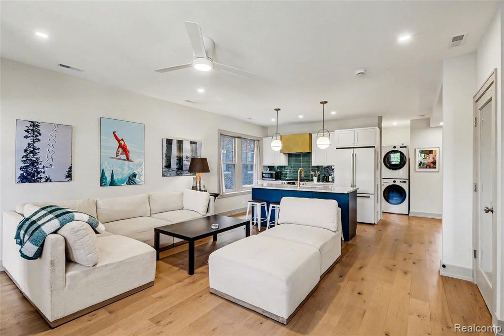 689 W Alexandrine Street - Photo 5