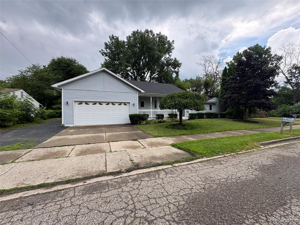 565 Highland Avenue, Pontiac, MI 48341 — front exterior