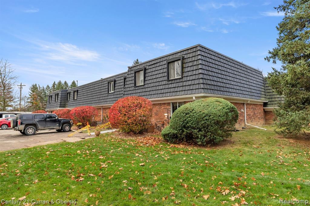 1852 COLONIAL VILLAGE Way, 3, Waterford, MI 48328 — Photo 2
