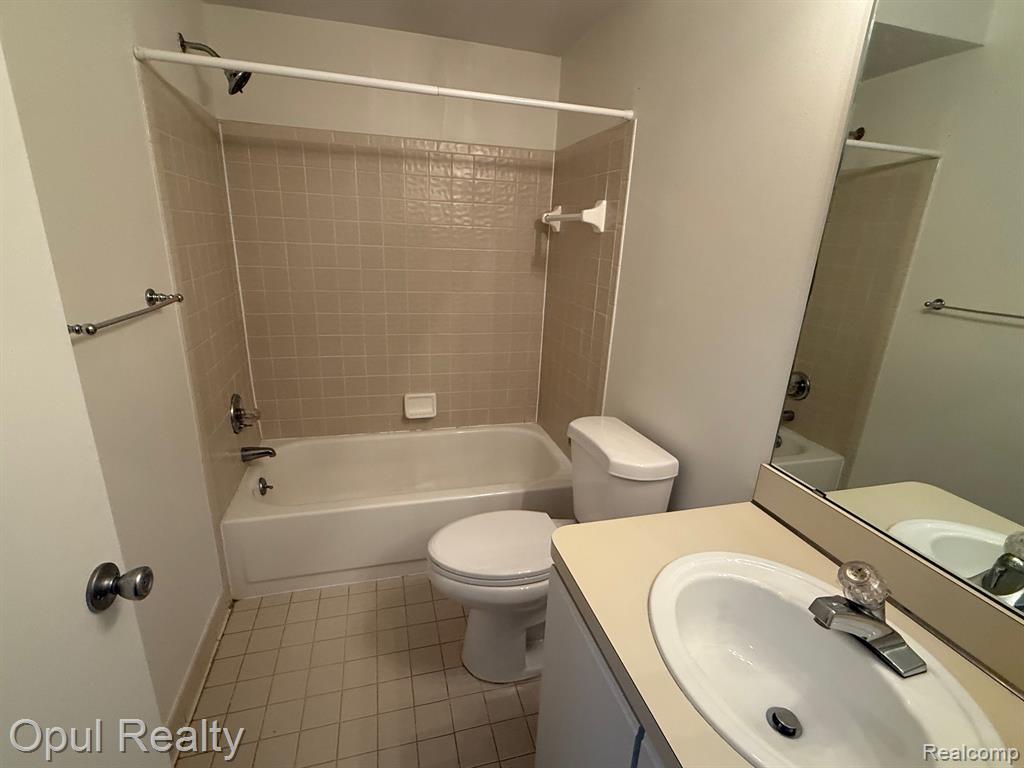 24252 Bashian Drive, Novi, MI — Photo 13