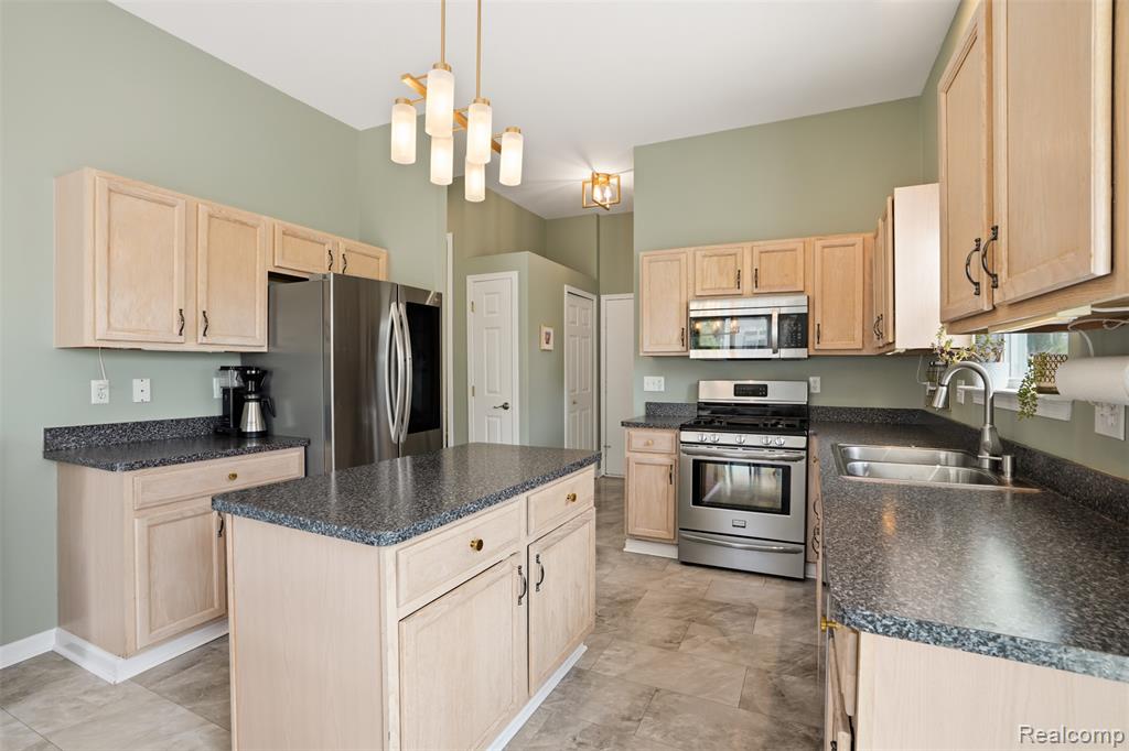 172 Champlain Boulevard, Howell, MI 48843 — Photo 13