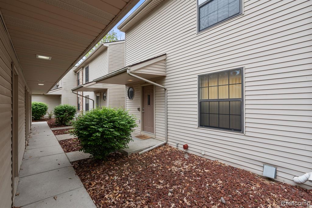 4921 OAK HILL Drive, Waterford, MI — Photo 2