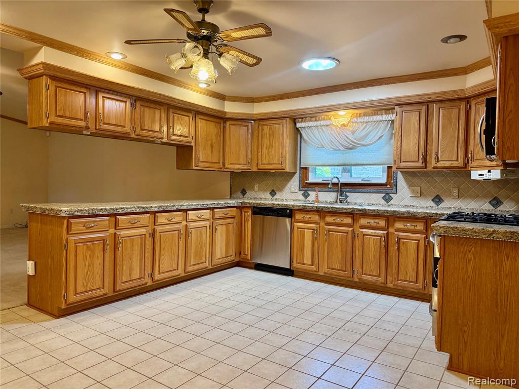 7411 N Farmington Road, Westland, MI — Photo 2