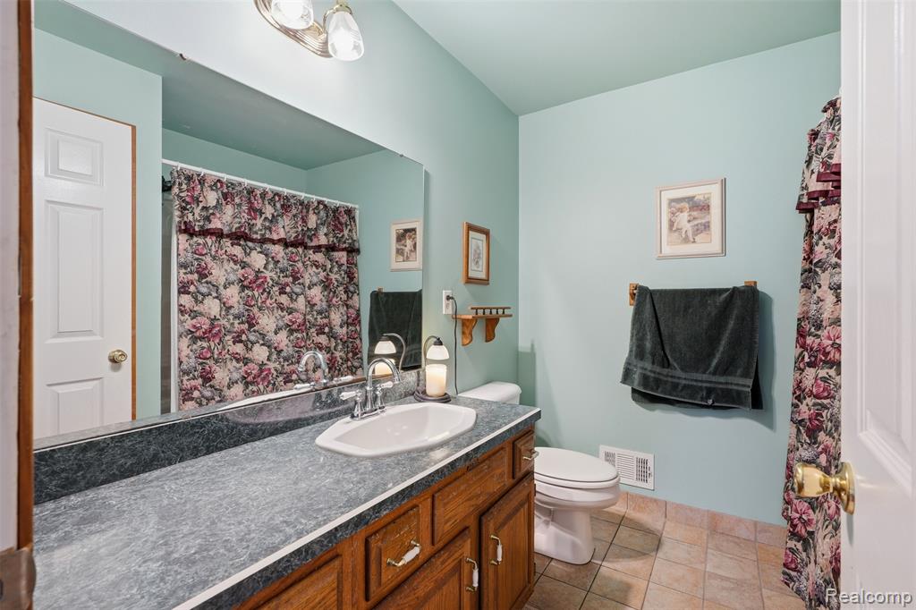 2482 Valley Lane Drive, Grand Blanc, MI 48439 — Photo 22