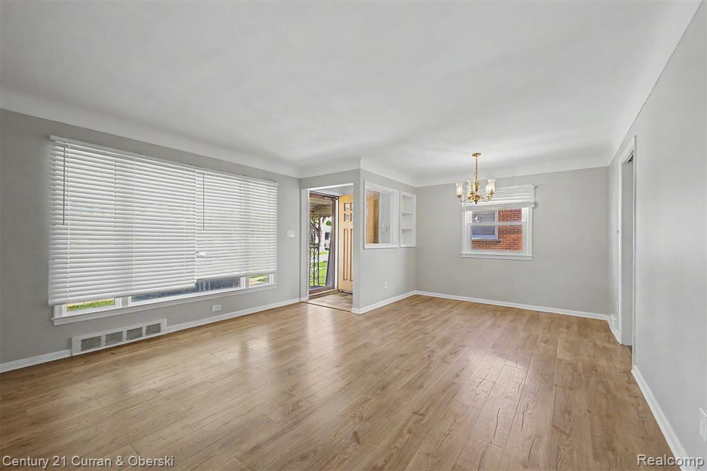 8212 GLENGARY Street, Dearborn Heights, MI 48127 — Photo 4