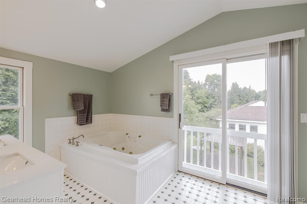 6296 Elizabeth Lake Road, Waterford, MI 48327 — Photo 52