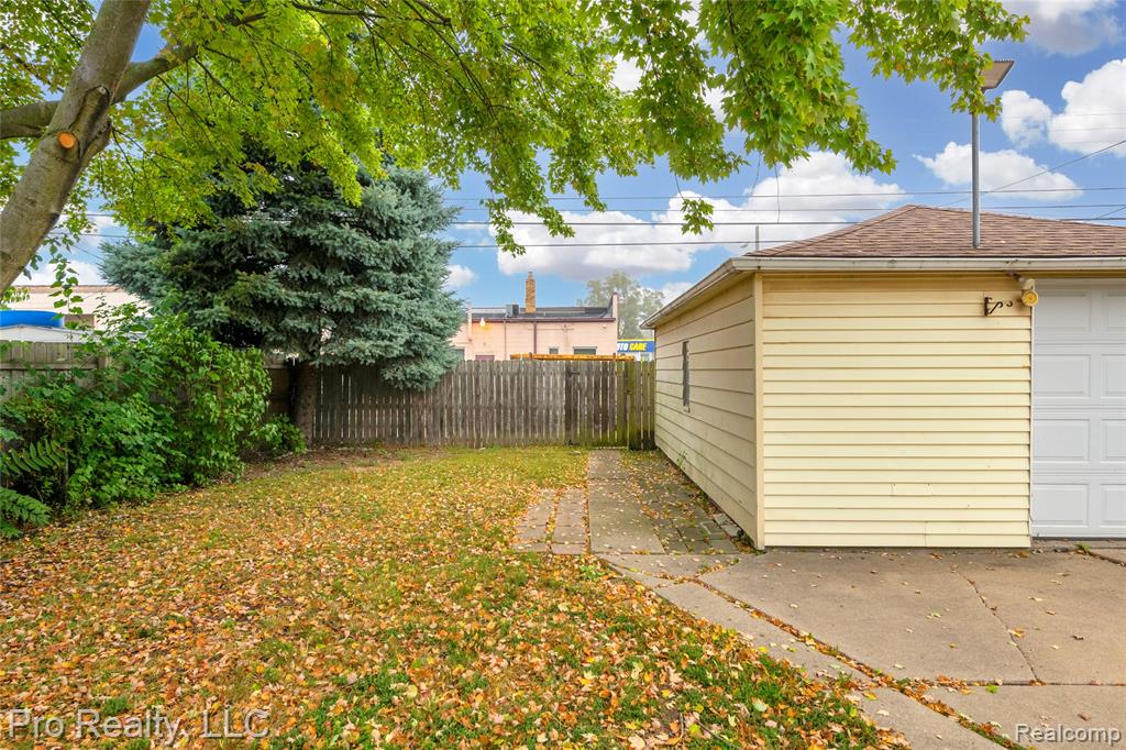650 CLEOPHUS Parkway, Lincoln Park, MI 48146 — Photo 24