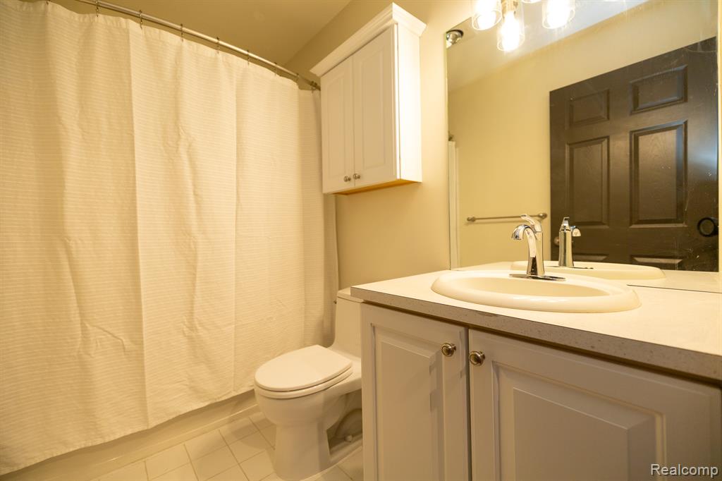 4910 Knollcrest Court, Commerce Twp, MI 48382 — Photo 39