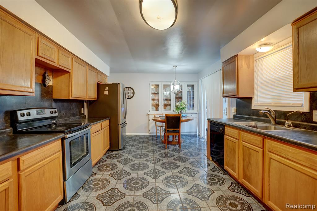 4048 W CARPENTER Road, Flint, MI 48504 — Photo 8