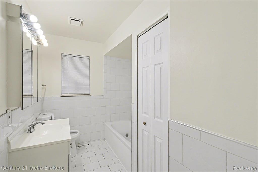 3509 Ridgecliffe Drive, Flint, MI 48532 — Photo 10
