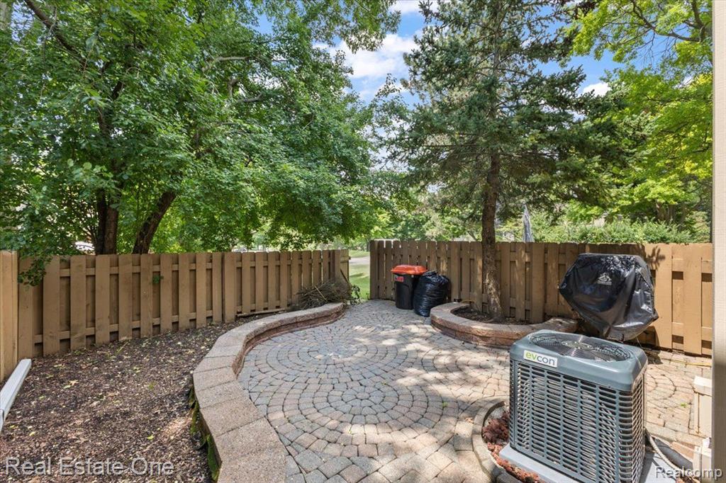 1649 BRENTWOOD Drive, 140, Troy, MI 48098 — Photo 21