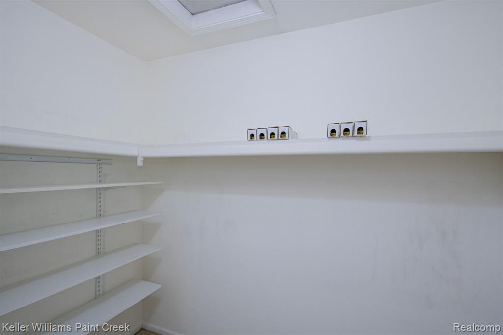 2569 MAPLE FOREST Drive, Wixom, MI 48393 — Photo 16