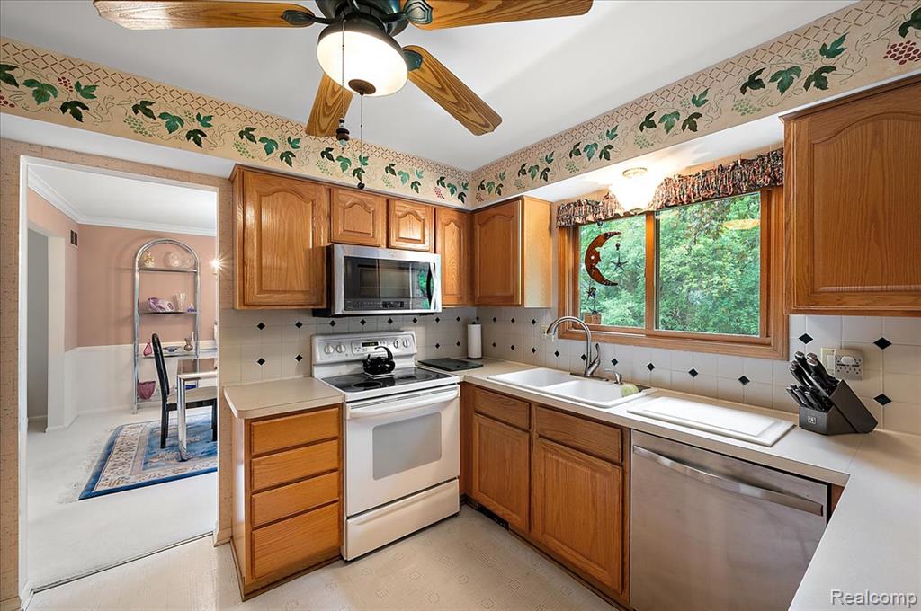 6153 Kiev Street, West Bloomfield, MI 48324 — Photo 13