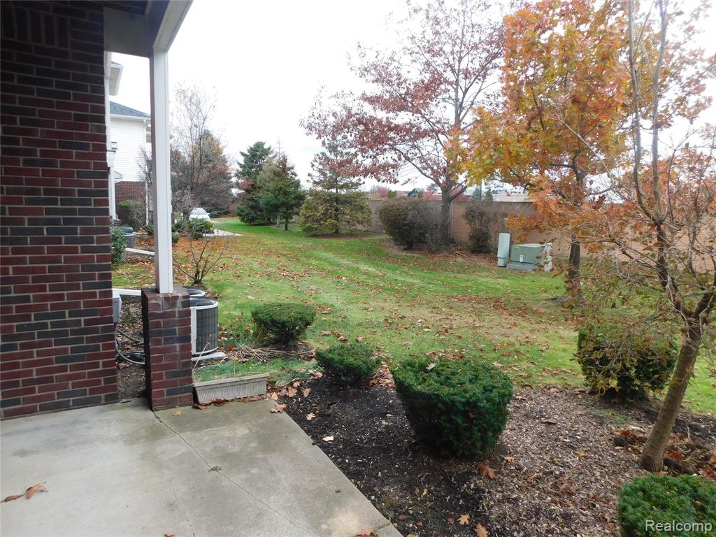 5589 Twin Oaks Drive, Sterling Heights, MI 48314 — Photo 4