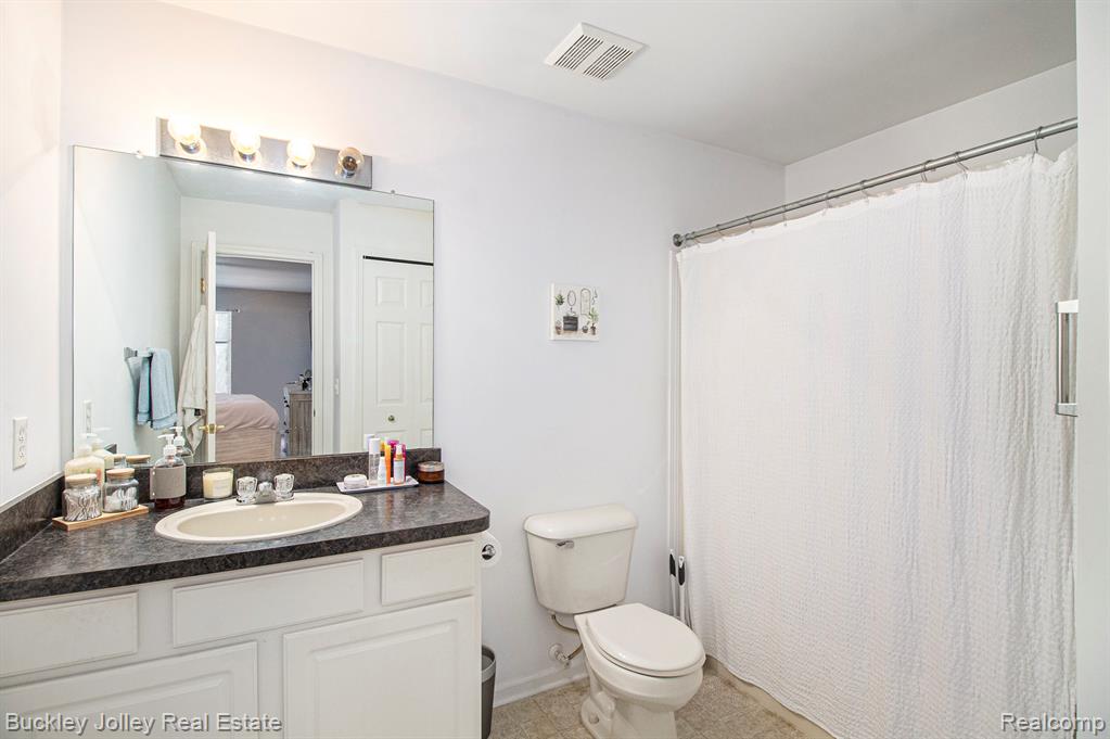 1018 Shiawassee Circle, Howell, MI 48843 — Photo 9
