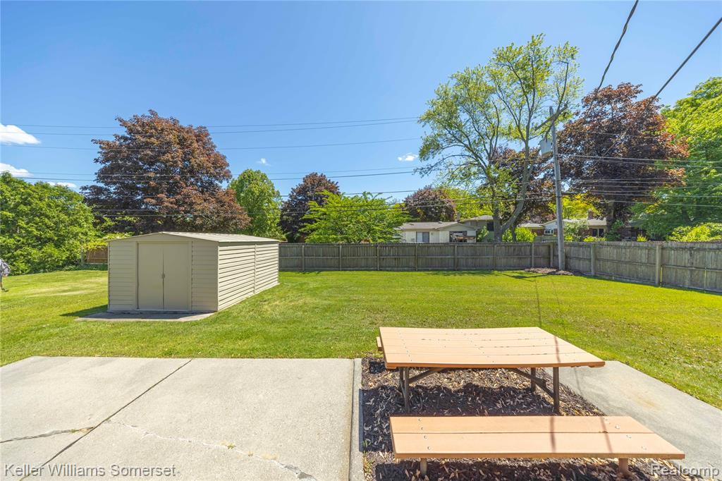 5292 ABINGTON Drive, Troy, MI 48085 — Photo 32