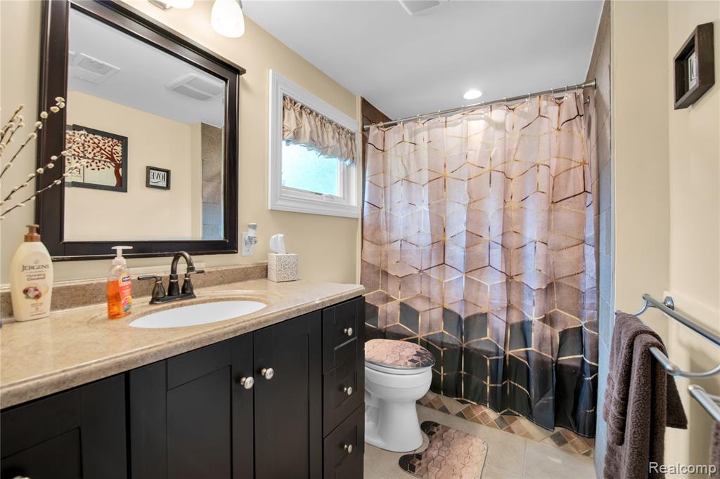 8320 Lagoon Street, Commerce Twp, MI 48382 — Photo 18